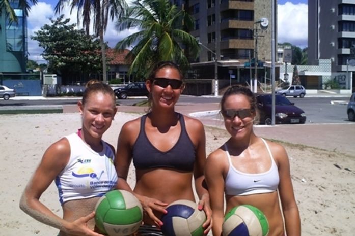 Atletas do circuito profissional de vôlei de praia treinam em Maceió
