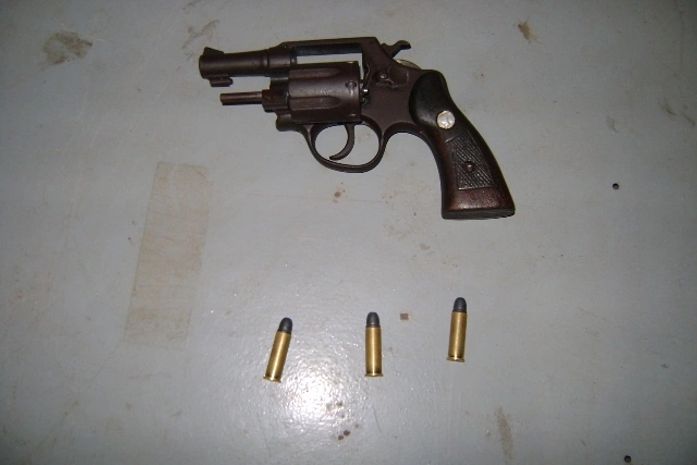 Em Atalaia, homem é preso com arma de fogo