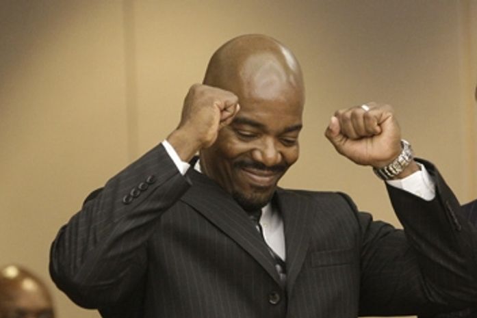 Cornelius Dupree Jr. celebra nesta terça-feira (4) a decisão do tribunal em Dallas, no Texas.