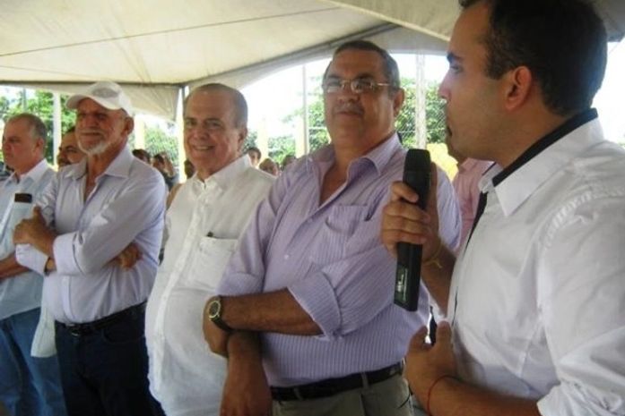 Renato(com microfone na mão)