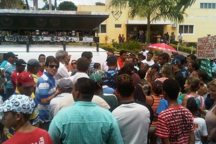 Protesto aconteceu em frente a prefeitura da cidade