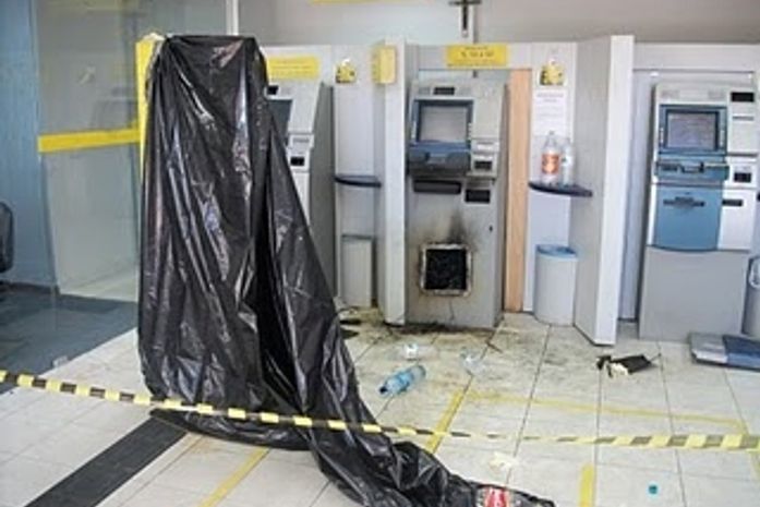Bandidos usam maçaricos e arrombam caixa eletrônico no Sertão
