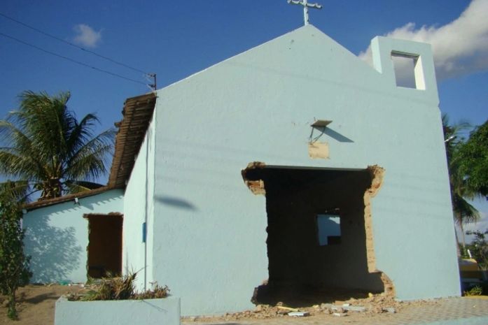 Após brigar com padre, líder comunitário danifica capela