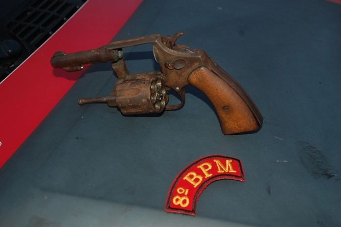 Revólver calibre 38, enferrujado e sem munição