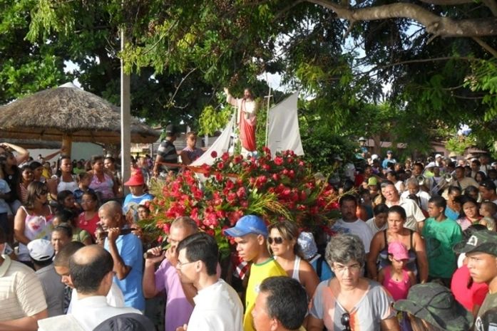 Fiéis participam de procissão marítima em Coruripe