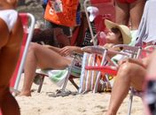 Patrícia se bronzea na praia