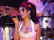 Amy Winehouse em momento de seu primeiro show