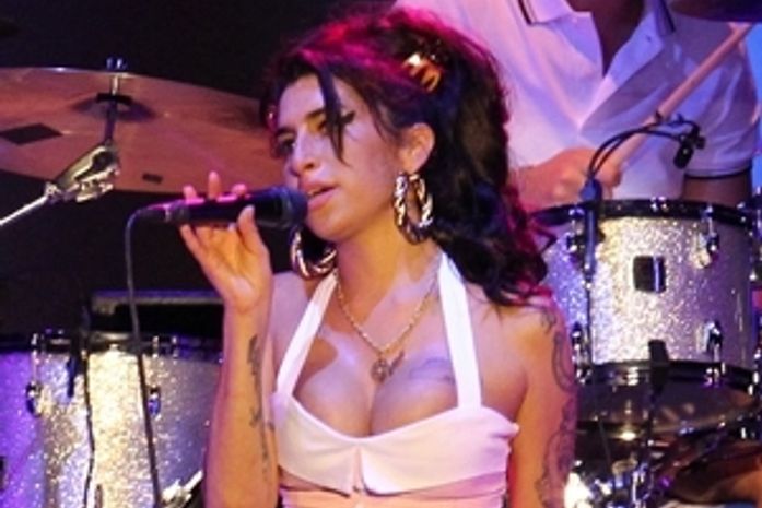 Amy Winehouse em momento de seu primeiro show