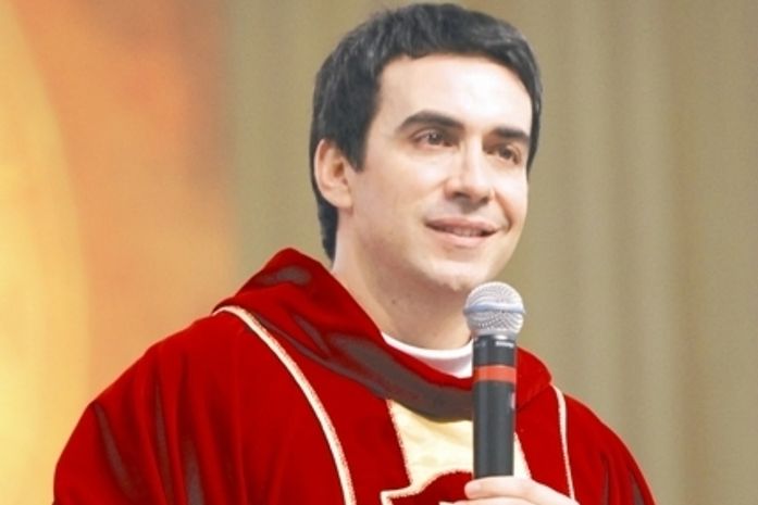 Padre Fábio de Melo barra imprensa e é alvo de críticas em Penedo