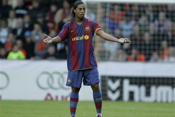 Diretoria do Flamengo deve anunciar Ronaldinho hoje