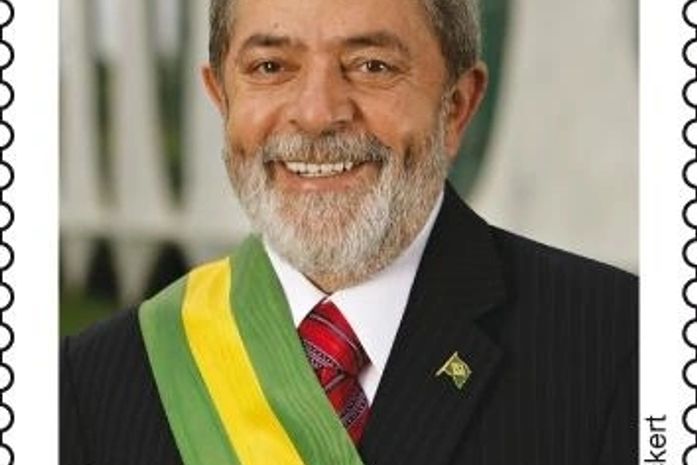 Lula recebe nova homenagem de estatal e sai em selo dos Correios