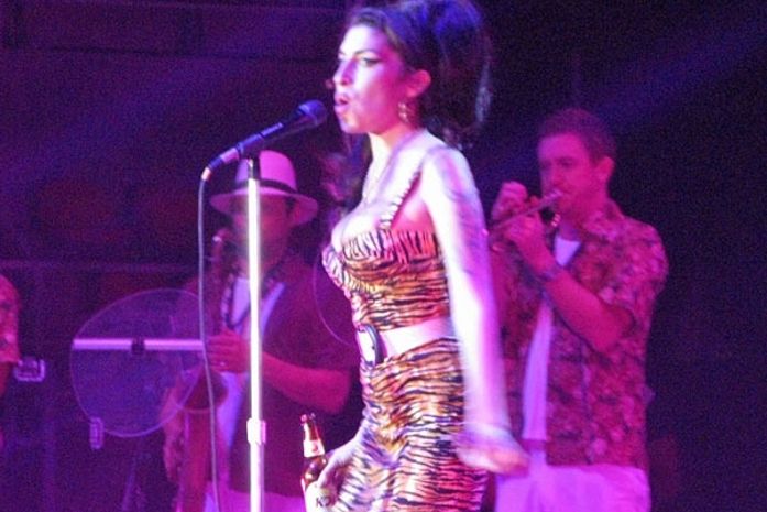 Amy quebra jejum e toma cerveja durante show no Rio