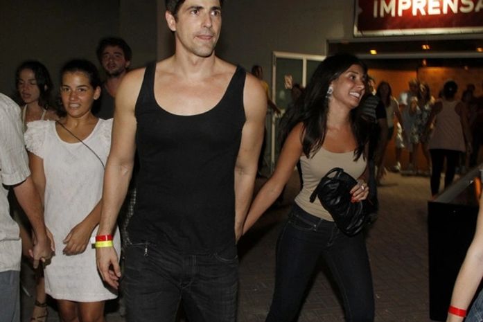 Reynaldo Giannechini deixa show de mãos dadas com morena