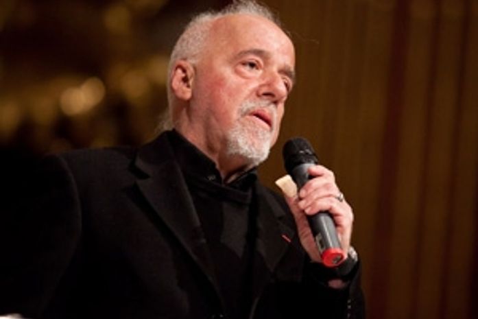 Paulo Coelho diz que seus livros estão proibidos no Irã