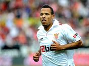 Com a ajuda de Roberto Carlos, Corinthians negocia com Luís Fabiano