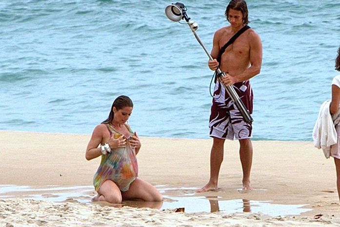 Prestes a dar à luz, Letícia Spiller exibe barrigão em ensaio na praia