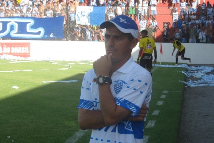 Técnico Lino desconhece rumores sobre possível saída do CSA