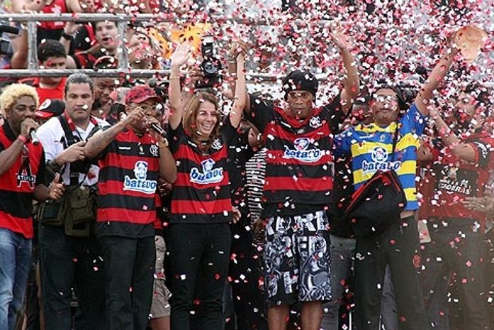 Vídeo: Festa épica na Gávea emociona Ronaldinho em sua apresentação no Flamengo