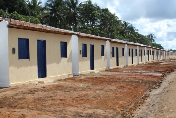 Prefeito de Coruripe realiza entrega de casas populares