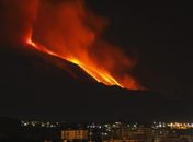 Monte Etna entra em erupção na Itália