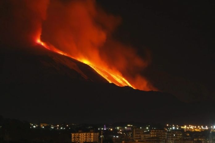 Monte Etna entra em erupção na Itália