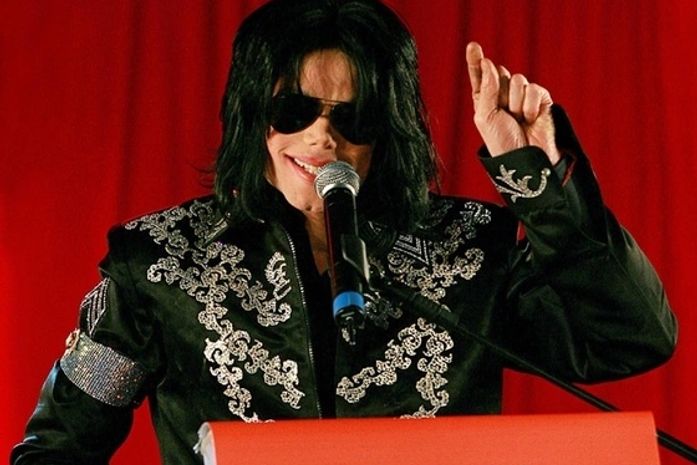 Curiosos atrapalham a venda da casa onde M. Jackson morreu