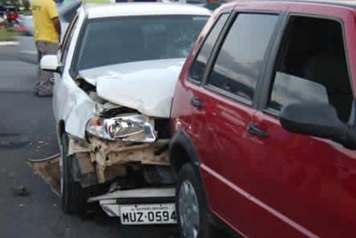 Acidente no km 135 da BR 101 deixa duas pessoas feridas