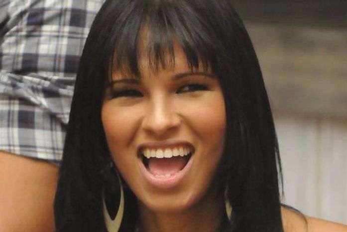 Dicésar acha que Ariadna deveria contar na casa que é transexual