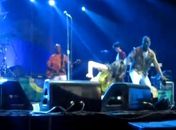 Video: Amy Winehouse cai durante show em Recife