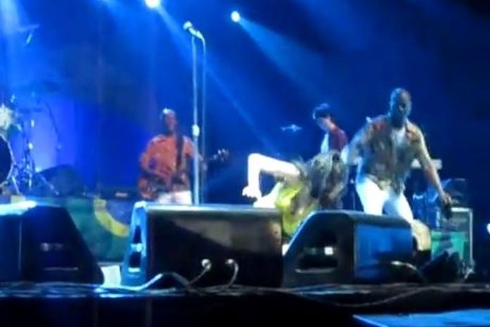 Video: Amy Winehouse cai durante show em Recife