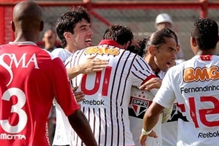 Rogério marca, fica perto de recorde e o São Paulo vence o Mogi Mirim