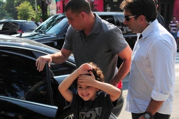 Ronaldo está procurando escola em SP para o filho Alexander