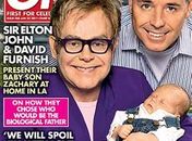 Elton John e o companheiro mostram o filho pela primeira vez