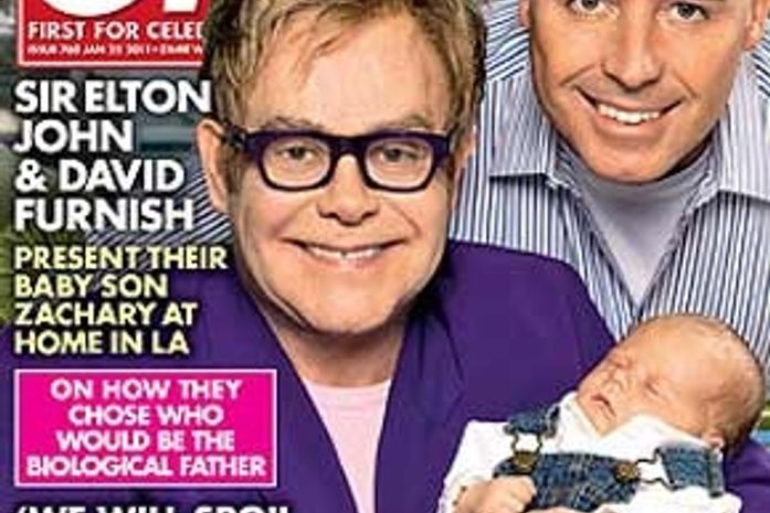 Elton John e o companheiro mostram o filho pela primeira vez