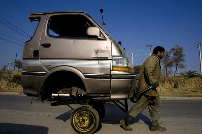 Paquistanês é flagrado levando parte frontal de van em carrinho de mão