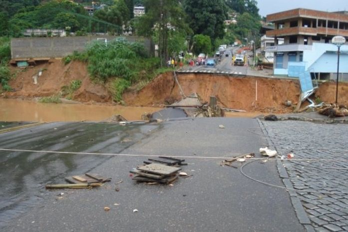 "Ruas não existem mais, é tudo rio", diz voluntário em Bom Jardim