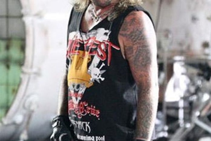 Cantor do Mötley Crüe fecha acordo e vai passar duas semanas na prisão