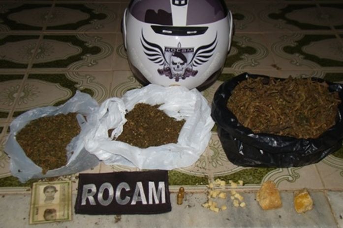 Polícia 'estoura' boca de fumo e mulher acaba presa