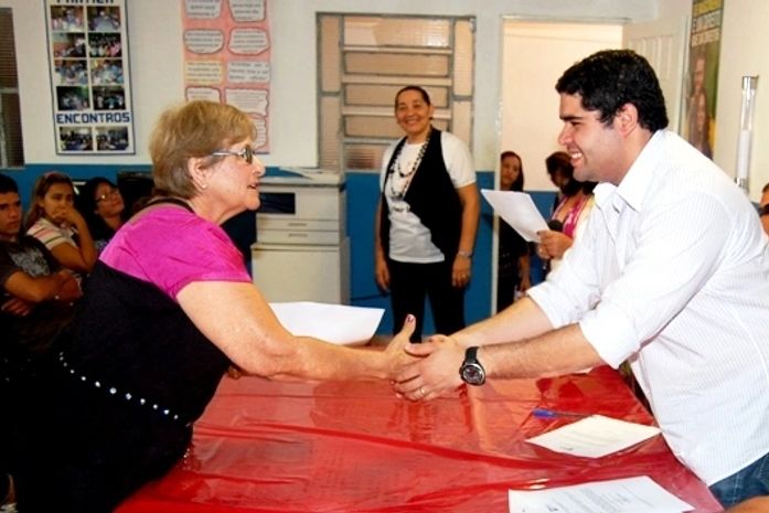 Prefeito Jacob Brandão entregando o termo de aposentadoria