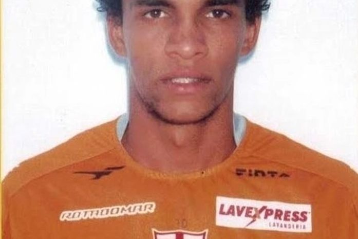 Ex-lateral do CRB não consegue sair de país africano tomado pela guerra