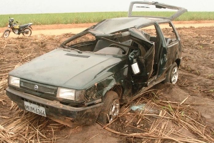 Motorista perde controle, veículo capota e cinco pessoas acabam feridas