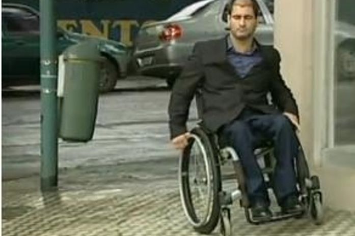 Cadeirante é agredido por delegado que estacionou em vaga exclusiva