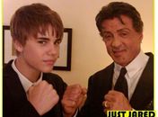 Justin Bieber dá uma de "tiete" tira foto com Sylvester Stallone