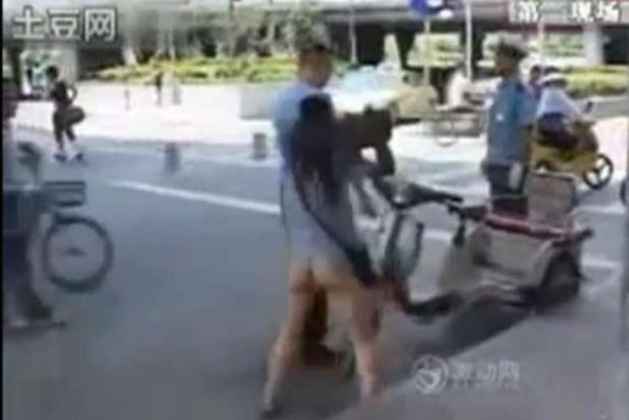 Chinesa fica seminua e agride policiais com a calça