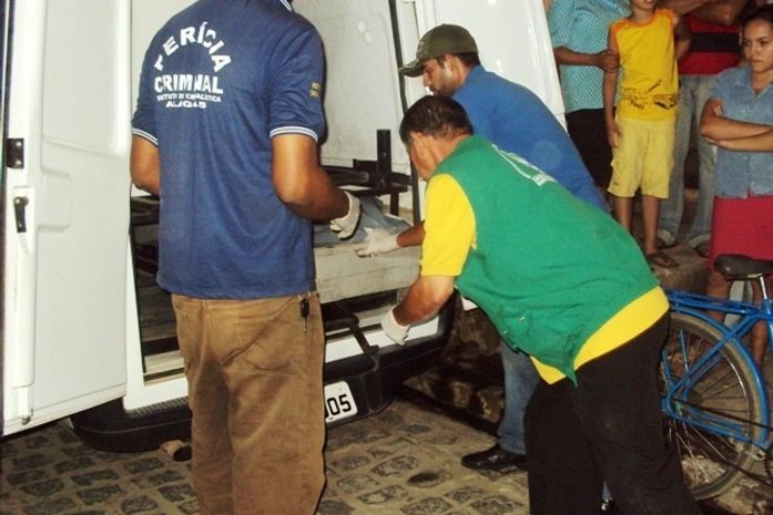 Traficante é executado a tiros de pistola dentro de casa em Quebrangulo. Veja as fotos