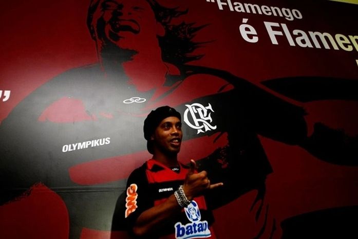 Futebol brasileiro é o 3º que mais arrecada com patrocínios em camisas