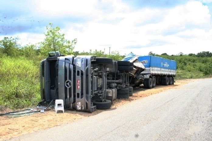 Carreta carregada de adubo tombou depois de uma sequência de curvas