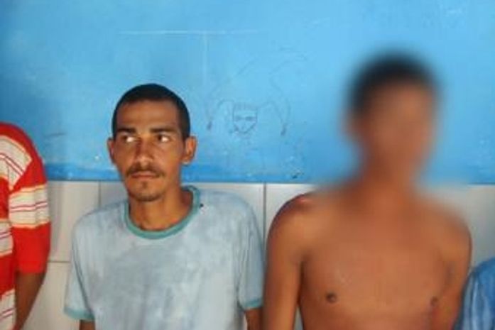 J.P.G.(direita) foi detido pela PM acusado de assalto a van