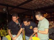 Empresário Flávio Nogueira (centro) cumprimenta os convidados