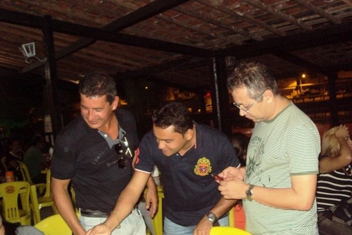 Empresário Flávio Nogueira (centro) cumprimenta os convidados